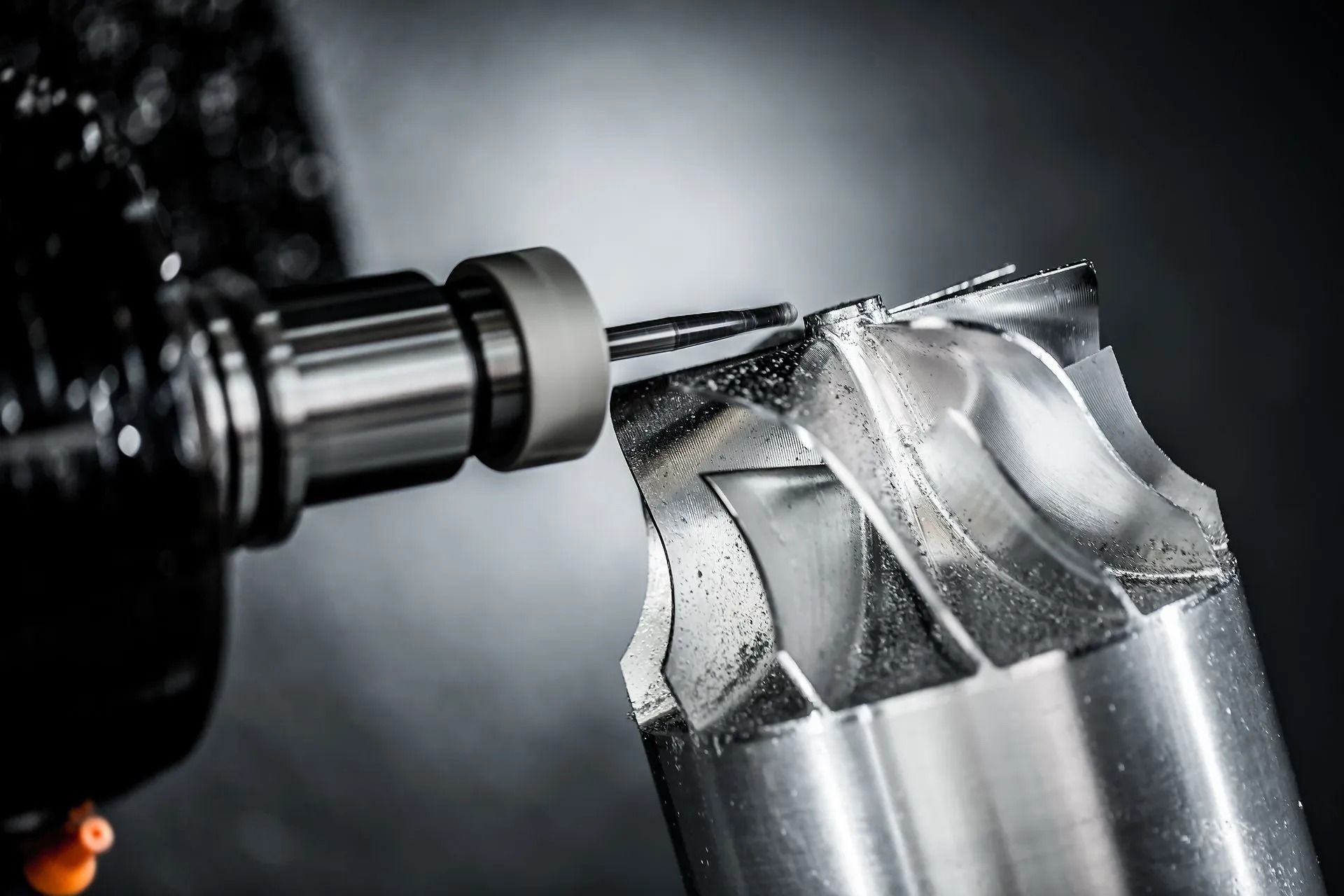 Nahaufnahme eines CNC-Fräsers, der ein Metallwerkstück bearbeitet